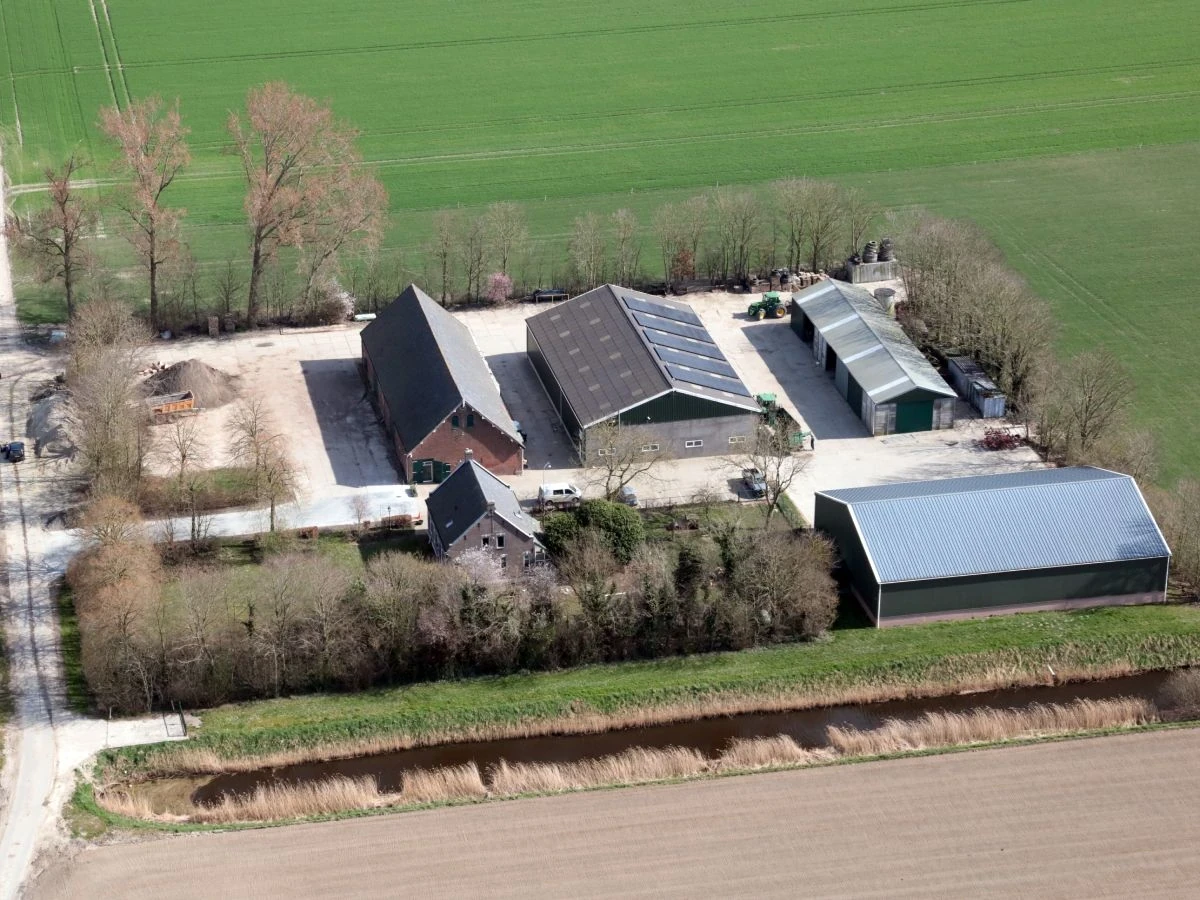 Luchtfoto Zaamslag bij Loonbedrijf Dekker - het erf met loodsen aan de Reuzenhoek, familiebedrijf in agrarisch loonwerk