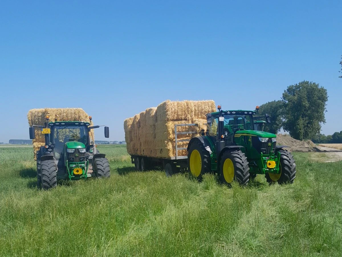 Trekkers met strobalen bij Loonbedrijf Dekker - levering van stro- en hooibalen in Zeeuws-Vlaanderen
