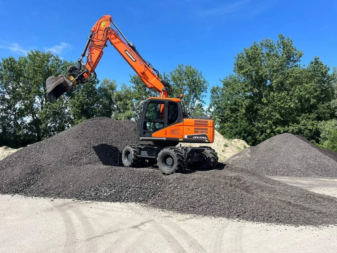 Wielkraan Doosan DX170 bij Loonbedrijf Dekker - eigen kraan op een hoop grind